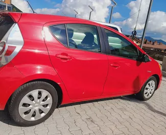 Wynajmij Toyota Prius C 2014 w Gruzji. Paliwo: Benzyna. Moc: 99 KM ➤ Koszt od 78 GEL za dobę.