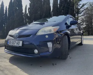 Wynajmij Toyota Prius 2012 w Gruzji. Paliwo: Hybryda. Moc: 98 KM ➤ Koszt od 81 GEL za dobę.