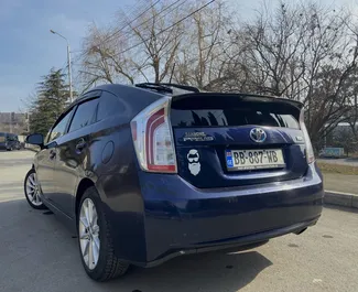 Wnętrze Toyota Prius do wynajęcia w Gruzji. Doskonały samochód 4-osobowy. ✓ Skrzynia Automatyczna.