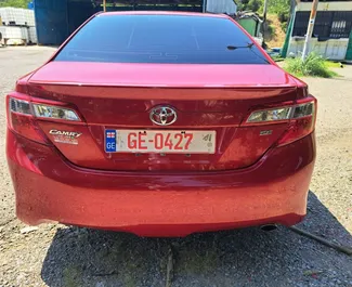 Wnętrze Toyota Camry do wynajęcia w Gruzji. Doskonały samochód 5-osobowy. ✓ Skrzynia Automatyczna.