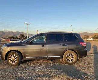 Wynajmij Nissan Pathfinder 2014 w Gruzji. Paliwo: Benzyna. Moc: 250 KM ➤ Koszt od 168 GEL za dobę.