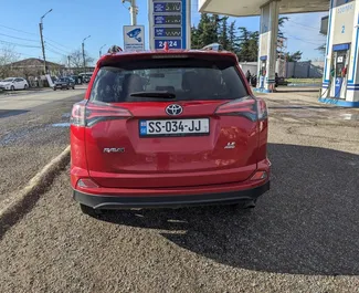 Wnętrze Toyota Rav4 do wynajęcia w Gruzji. Doskonały samochód 5-osobowy. ✓ Skrzynia Automatyczna.