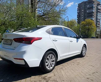 Wynajmij Hyundai Solaris 2018 w Rosji. Paliwo: Benzyna. Moc: 123 KM ➤ Koszt od 2800 RUB za dobę.