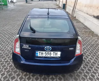 Wnętrze Toyota Prius do wynajęcia w Gruzji. Doskonały samochód 5-osobowy. ✓ Skrzynia Automatyczna.