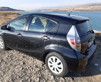 Toyota Prius C 2014 do wynajęcia w Tbilisi. Limit przebiegu nieograniczony.