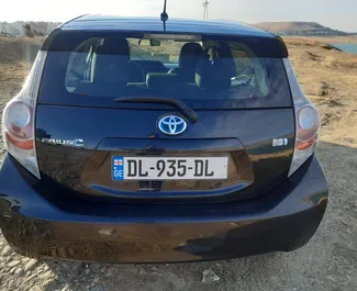 Wnętrze Toyota Prius C do wynajęcia w Gruzji. Doskonały samochód 5-osobowy. ✓ Skrzynia Automatyczna.