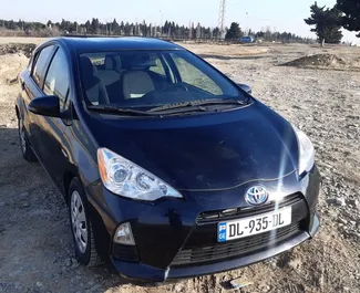 Wynajmij Toyota Prius C 2014 w Gruzji. Paliwo: Benzyna. Moc: 99 KM ➤ Koszt od 78 GEL za dobę.