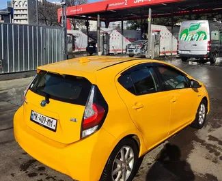 Wynajmij Toyota Prius C 2015 w Gruzji. Paliwo: Hybryda. Moc: 75 KM ➤ Koszt od 75 GEL za dobę.