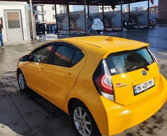 Toyota Prius C – samochód kategorii Ekonomiczny, Komfort na wynajem w Gruzji ✓ Bez Depozytu ✓ Ubezpieczenie: OC, FDW, Pasażerowie, Od Kradzieży, Bez Depozytu.