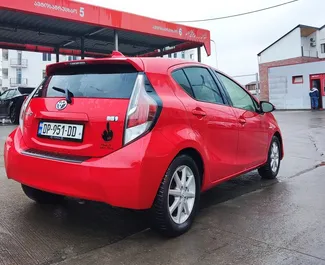 Wynajmij Toyota Prius C 2015 w Gruzji. Paliwo: Hybryda. Moc: 75 KM ➤ Koszt od 75 GEL za dobę.