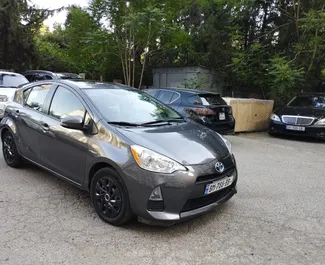 Wynajmij Toyota Prius C 2013 w Gruzji. Paliwo: Hybryda. Moc: 99 KM ➤ Koszt od 75 GEL za dobę.