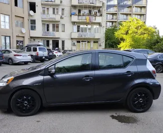 Toyota Prius C 2013 do wynajęcia w Tbilisi. Limit przebiegu nieograniczony.