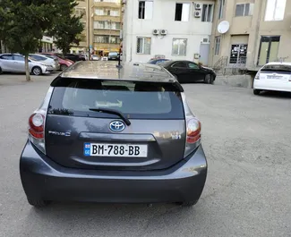 Wnętrze Toyota Prius C do wynajęcia w Gruzji. Doskonały samochód 5-osobowy. ✓ Skrzynia Automatyczna.