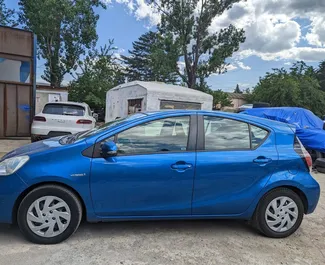 Wynajmij Toyota Prius C 2014 w Gruzji. Paliwo: Hybryda. Moc: 99 KM ➤ Koszt od 75 GEL za dobę.