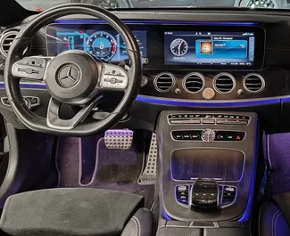 Wynajmij Mercedes-Benz E200 2019 w Rosji. Paliwo: Benzyna. Moc: 184 KM ➤ Koszt od 4990 RUB za dobę.