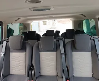 Wnętrze Ford Tourneo Custom do wynajęcia w Albanii. Doskonały samochód 8-osobowy. ✓ Skrzynia Manualna.