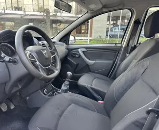 Wnętrze Dacia Duster do wynajęcia w Albanii. Doskonały samochód 5-osobowy. ✓ Skrzynia Manualna.