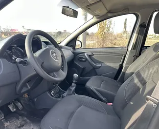 Wnętrze Dacia Duster do wynajęcia w Albanii. Doskonały samochód 5-osobowy. ✓ Skrzynia Manualna.