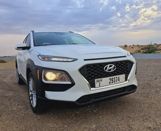 Wynajmij Hyundai Kona 2019 w ZEA. Paliwo: Benzyna. Moc: 150 KM ➤ Koszt od 95 AED za dobę.