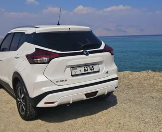 Nissan Kicks 2021 do wynajęcia w Dubaju. Limit przebiegu 200 km/dzień.