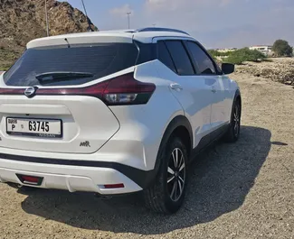 Wnętrze Nissan Kicks do wynajęcia w ZEA. Doskonały samochód 5-osobowy. ✓ Skrzynia Automatyczna.