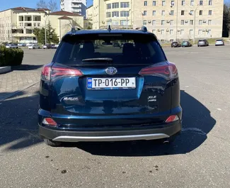 Wnętrze Toyota Rav4 do wynajęcia w Gruzji. Doskonały samochód 5-osobowy. ✓ Skrzynia Automatyczna.