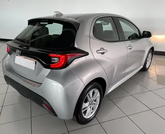 Wynajmij Toyota Yaris 2023 w Hiszpanii. Paliwo: Hybryda. Moc: 91 KM ➤ Koszt od 22 EUR za dobę.