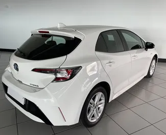 Wynajmij Toyota Corolla 2020 w Hiszpanii. Paliwo: Hybryda. Moc: 122 KM ➤ Koszt od 24 EUR za dobę.