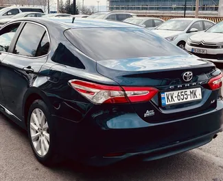 Toyota Camry 2021 do wynajęcia na lotnisku w Tbilisi. Limit przebiegu nieograniczony.