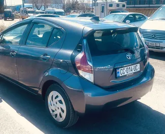 Toyota Prius C 2016 do wynajęcia na lotnisku w Tbilisi. Limit przebiegu nieograniczony.