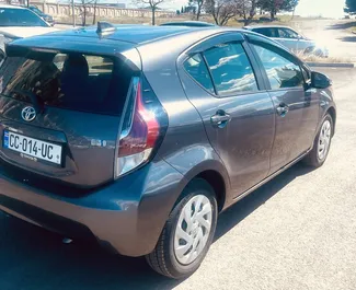 Toyota Prius C – samochód kategorii Ekonomiczny, Komfort na wynajem w Gruzji ✓ Bez Depozytu ✓ Ubezpieczenie: OC, CDW, SCDW, FDW.