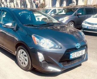 Wynajmij Toyota Prius C 2016 w Gruzji. Paliwo: Benzyna. Moc: 99 KM ➤ Koszt od 85 GEL za dobę.