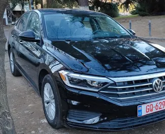 Wynajmij Volkswagen Jetta 2019 w Gruzji. Paliwo: Benzyna. Moc: 150 KM ➤ Koszt od 115 GEL za dobę.