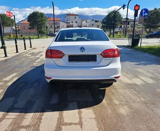 Wynajmij Volkswagen Jetta 2013 w Albanii. Paliwo: Diesel. Moc: 140 KM ➤ Koszt od 55 EUR za dobę.