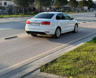 Wynajmij Volkswagen Jetta 2013 w Albanii. Paliwo: Diesel. Moc: 140 KM ➤ Koszt od 55 EUR za dobę.