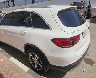 Wynajmij Mercedes-Benz GLC300 2020 w ZEA. Paliwo: Benzyna. Moc: 280 KM ➤ Koszt od 230 AED za dobę.