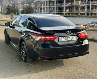 Wynajmij Toyota Camry 2021 w Gruzji. Paliwo: Benzyna. Moc: 207 KM ➤ Koszt od 174 GEL za dobę.