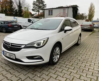 Wynajmij Opel Astra Sports Tourer 2018 in Czechia. Paliwo: Diesel. Moc: 136 KM ➤ Koszt od 54 EUR za dobę.