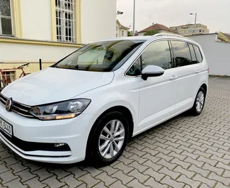 Wynajem samochodu Volkswagen Touran nr 393 (Automatyczna) w Pradze, z silnikiem 1,6l. Benzyna ➤ Bezpośrednio od Alexander in Czechia.