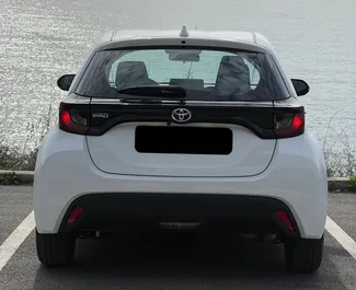 Wynajmij Toyota Yaris 2023 w Czarnogórze. Paliwo: Benzyna. Moc: 125 KM ➤ Koszt od 50 EUR za dobę.