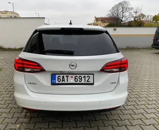 Wnętrze Opel Astra Sports Tourer do wynajęcia in Czechia. Doskonały samochód 5-osobowy. ✓ Skrzynia Automatyczna.