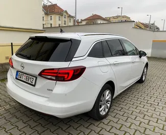 Opel Astra Sports Tourer 2018 do wynajęcia w Pradze. Limit przebiegu 300 km/dzień.