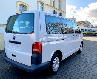 Wynajmij Volkswagen Transporter 2016 in Czechia. Paliwo: Diesel. Moc: 110 KM ➤ Koszt od 72 EUR za dobę.