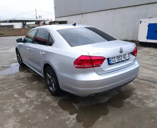 Volkswagen Passat 2013 – wynajem od właścicieli na lotnisku w Kutaisi (Gruzja).