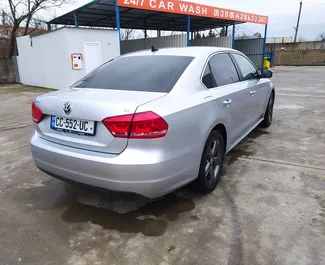 Volkswagen Passat 2013 do wynajęcia na lotnisku w Kutaisi. Limit przebiegu nieograniczony.