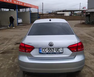 Wnętrze Volkswagen Passat do wynajęcia w Gruzji. Doskonały samochód 5-osobowy. ✓ Skrzynia Automatyczna.