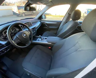 BMW X5 2018 do wynajęcia w Pradze. Limit przebiegu 300 km/dzień.