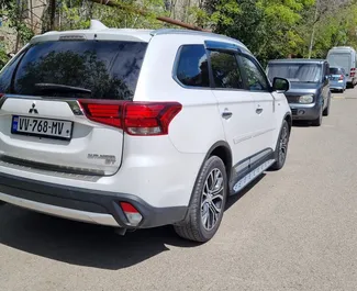 Wynajmij Mitsubishi Outlander Xl 2019 w Gruzji. Paliwo: Hybryda. Moc: 250 KM ➤ Koszt od 104 GEL za dobę.