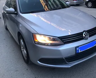 Wynajmij Volkswagen Jetta 2015 w Albanii. Paliwo: Diesel. Moc: 120 KM ➤ Koszt od 25 EUR za dobę.