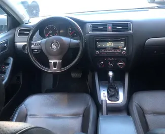 Wnętrze Volkswagen Jetta do wynajęcia w Albanii. Doskonały samochód 5-osobowy. ✓ Skrzynia Automatyczna.